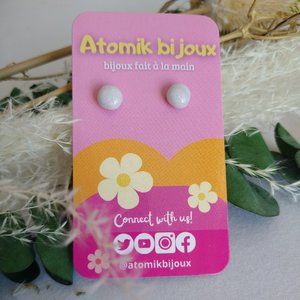 Handmade white polymer clay earrings. Boucles d'oreilles fait à la main